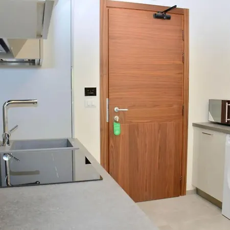 Apartamento Stylish Beachfront Flat In With Pool
