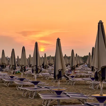 Stylish Beachfront Flat In With Pool Bibione