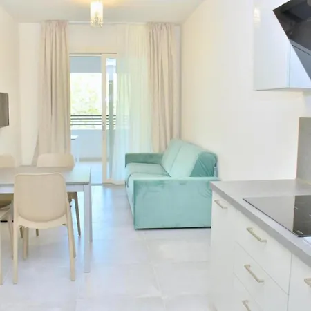 Stylish Beachfront Flat In With Pool Apartment *